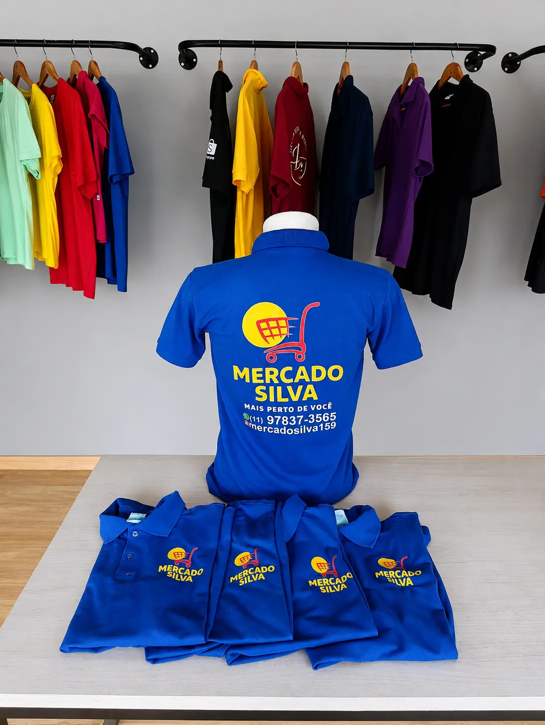 Camisas polo corporativas personalizadas em azul