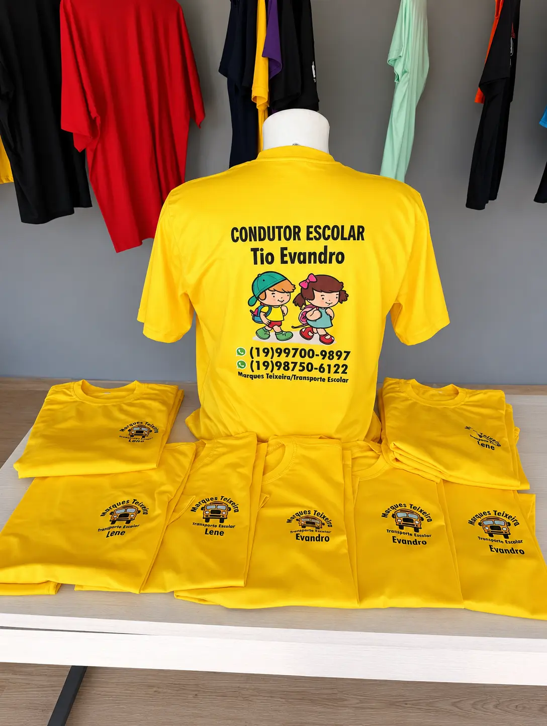 Uniformes personalizados em amarelo para condutor escolar