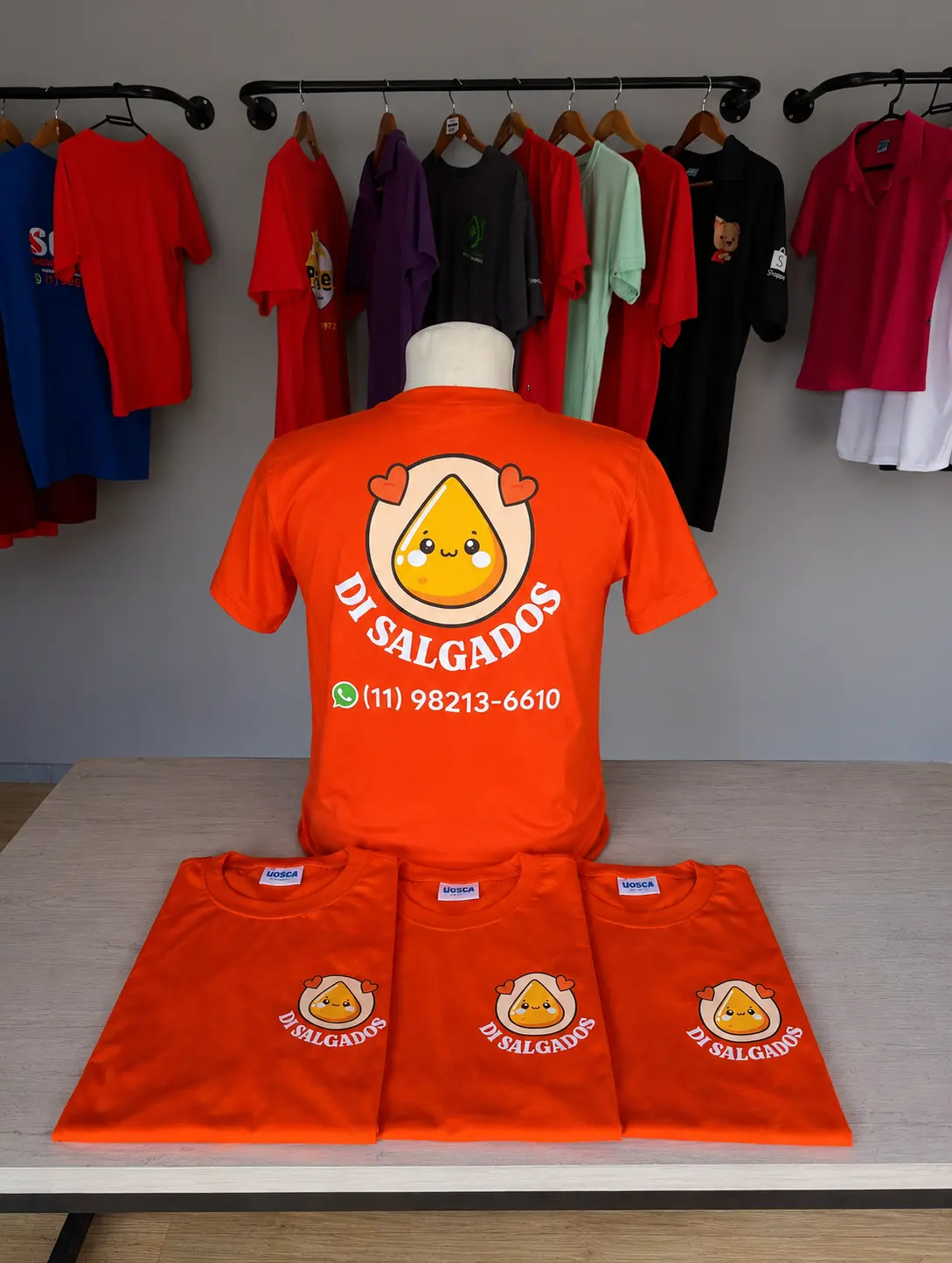 Camisetas promocionais personalizadas em laranja