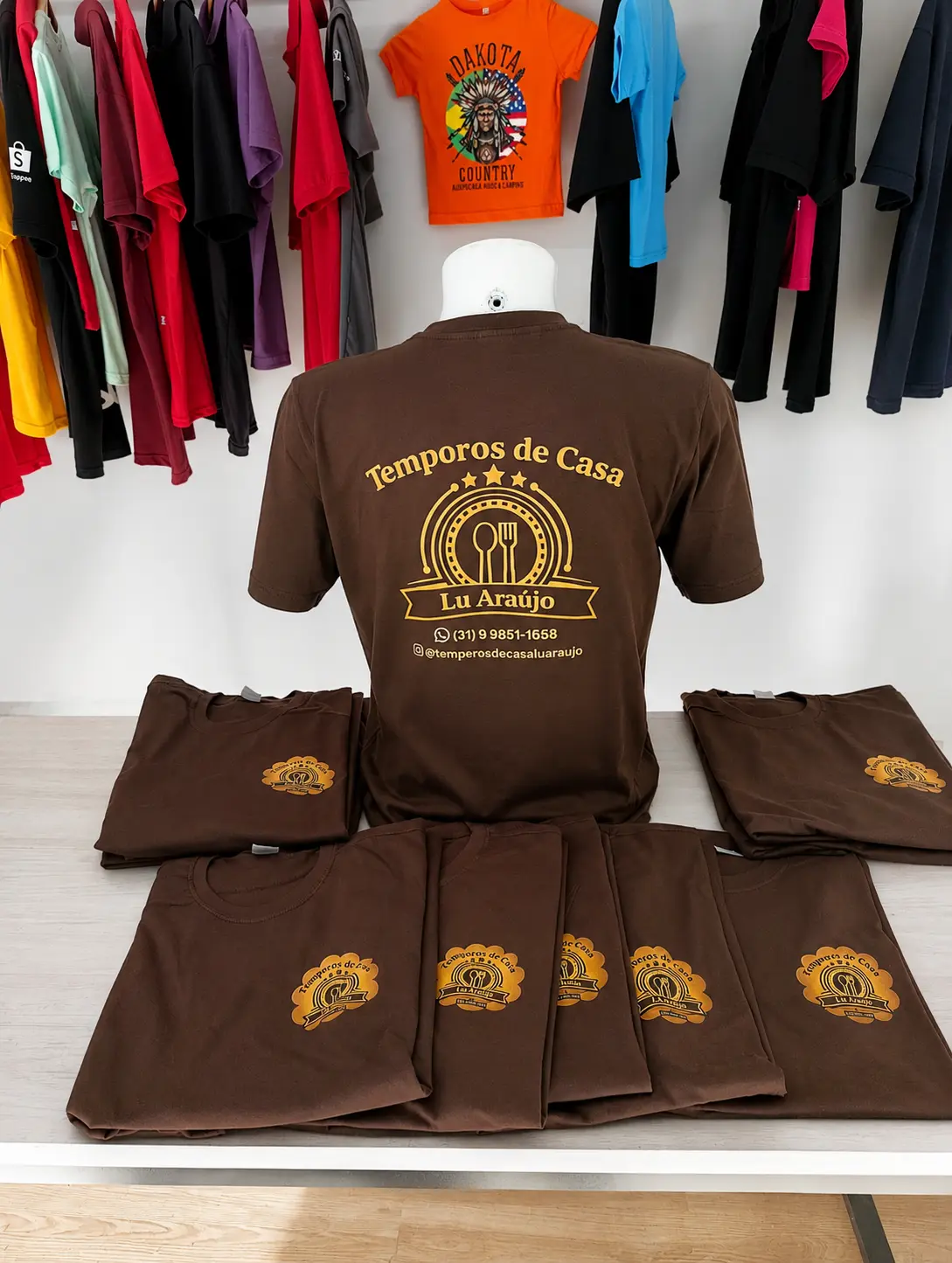 Uniformes personalizados em marrom para restaurante