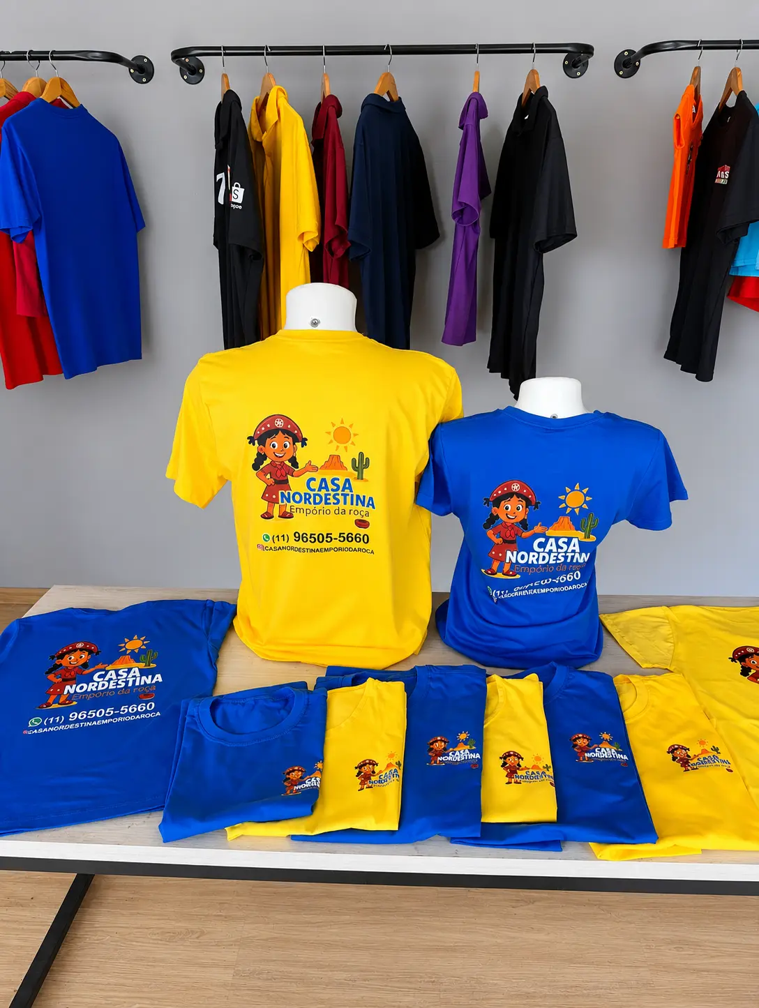 Camisetas promocionais personalizadas em amarelo e azul