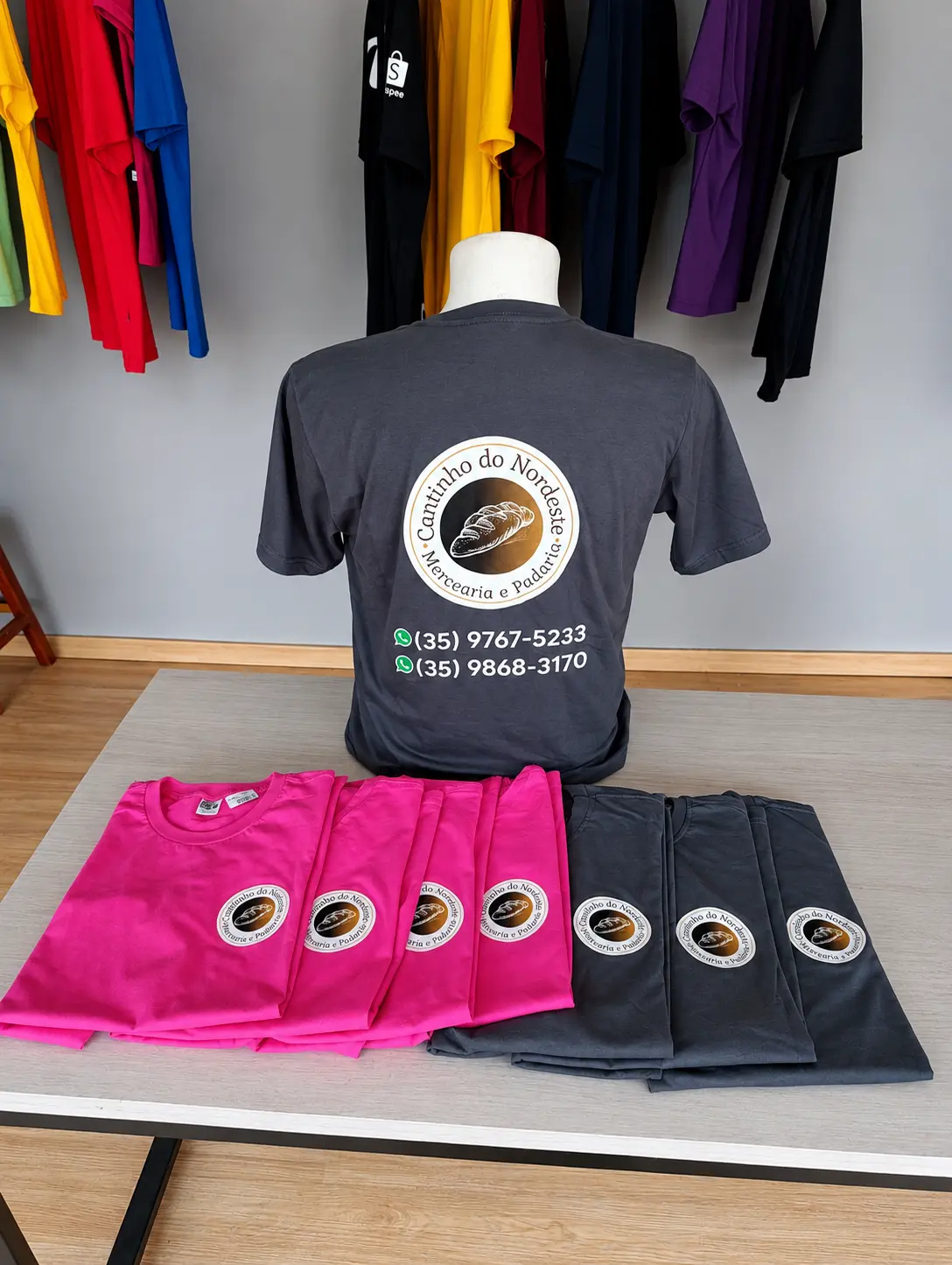 Camisetas promocionais personalizadas em cinza e rosa