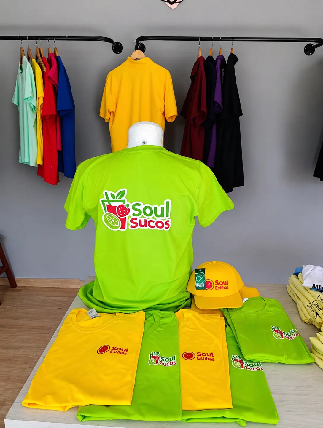 Uniformes personalizados em verde e amarelo para eventos